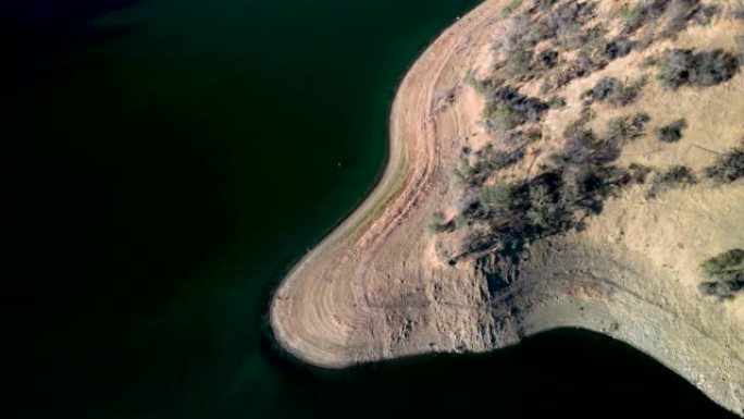 从上方的湖岸，北加利福尼亚的贝里萨湖