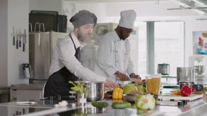 男厨师在摄像机上录制烹饪节目视频的POV