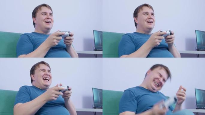 男子手持操纵杆，在玩视频游戏时鲁ck地按下按钮。