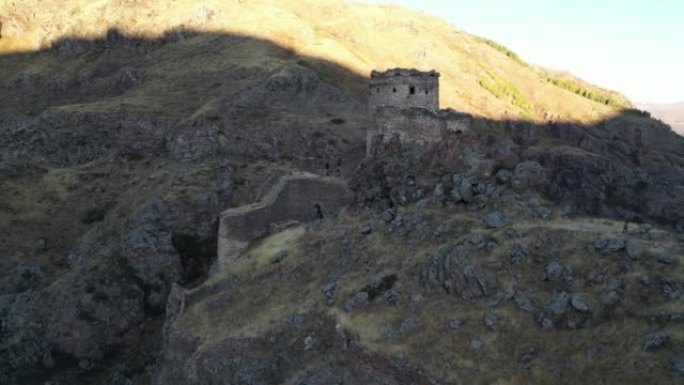 建造在1910米高山上的不寻常和神秘的魔鬼城堡