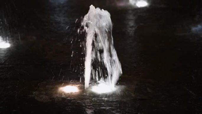 晚上喷泉的喷水