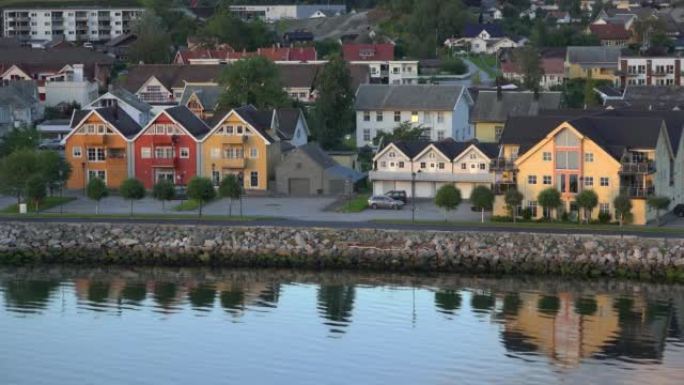 挪威城市峡湾岸边五颜六色的房子。挪威峡湾有美丽的建筑。拥有美丽峡湾景观的家用木屋