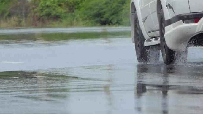 汽车在洪水泛滥的街道上行驶的慢动作。