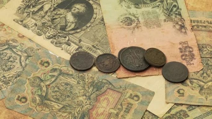 背景kopyur中的俄罗斯帝国硬币。俄罗斯19世纪帝国的旧纸币和老式metall (铜) 硬币。古董