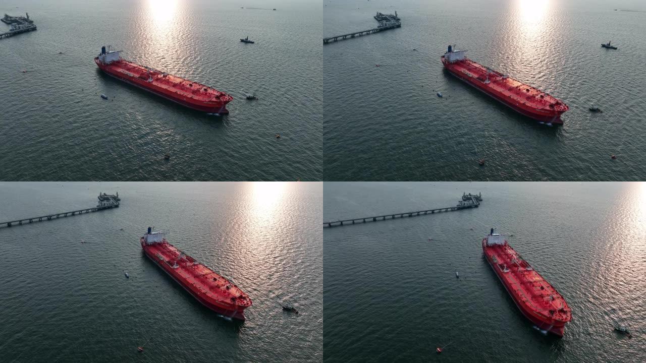 原油油轮船，货柜船海上系泊在大洋湾石油化工出口进口运输和物流。海湾油轮