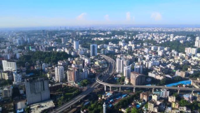 孟加拉国吉大港阿赫塔鲁扎曼立交桥的鸟瞰图。吉大港市住宅企业办公天际线