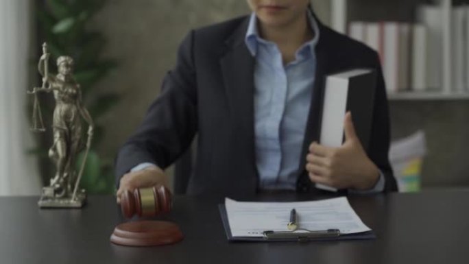 特写的女律师或法官的手在法庭上，业务律师在办公桌上工作的概念正义和法律和顾问的概念正义..