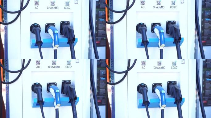 电动汽车充电站和电动汽车用3条电动汽车充电电缆的前视图