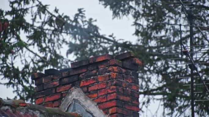 住宅楼屋顶的砖烟囱冒出白色的热烟