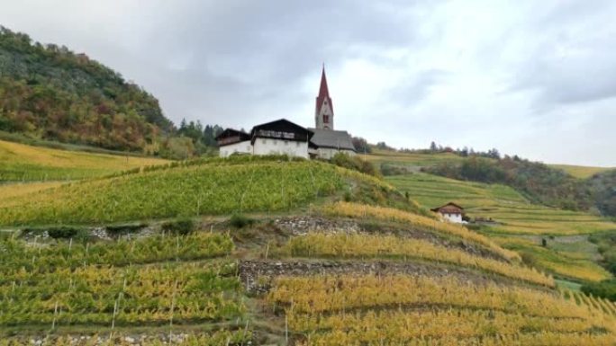 秋天的教堂和葡萄酒场