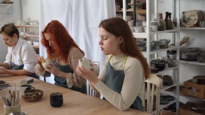陶艺作坊班。用生粘土制作的陶器工艺品盘。创造陶瓷