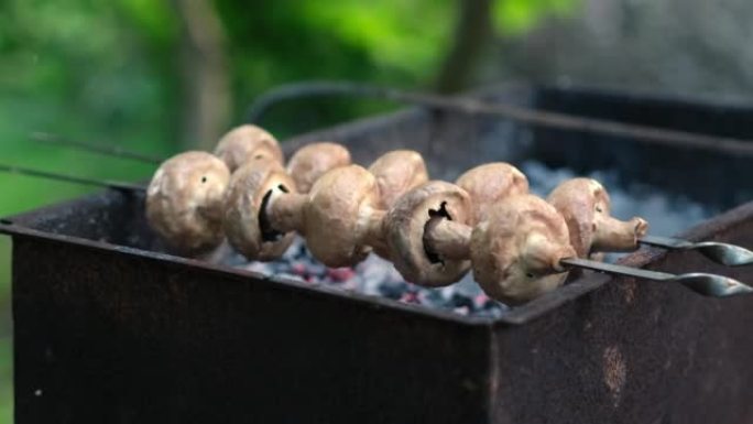 烤肉串烤蘑菇。外面烤蘑菇