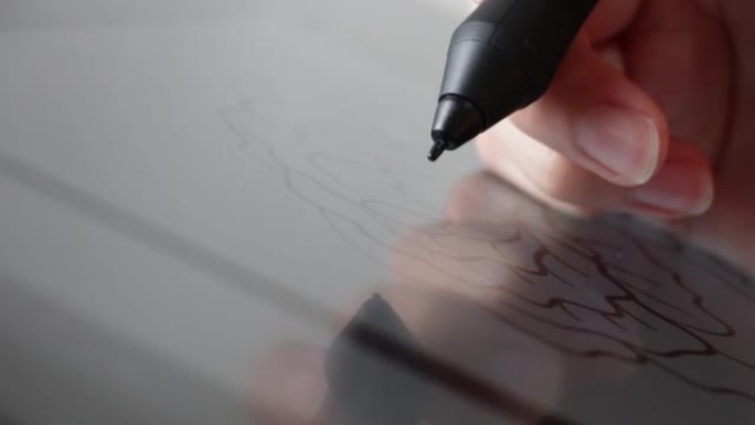 女人的手拿着笔手写笔，用数字绘画艺术家平板电脑制作插图。数字艺术家工作和艺术过程概念。特写微距拍摄