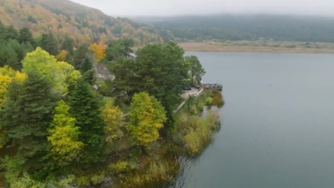 土耳其的热门地点，阿班特湖国家公园，湖边小屋，雾天的湖边小屋，森林中的独立式住宅，色彩缤纷的秋天森林