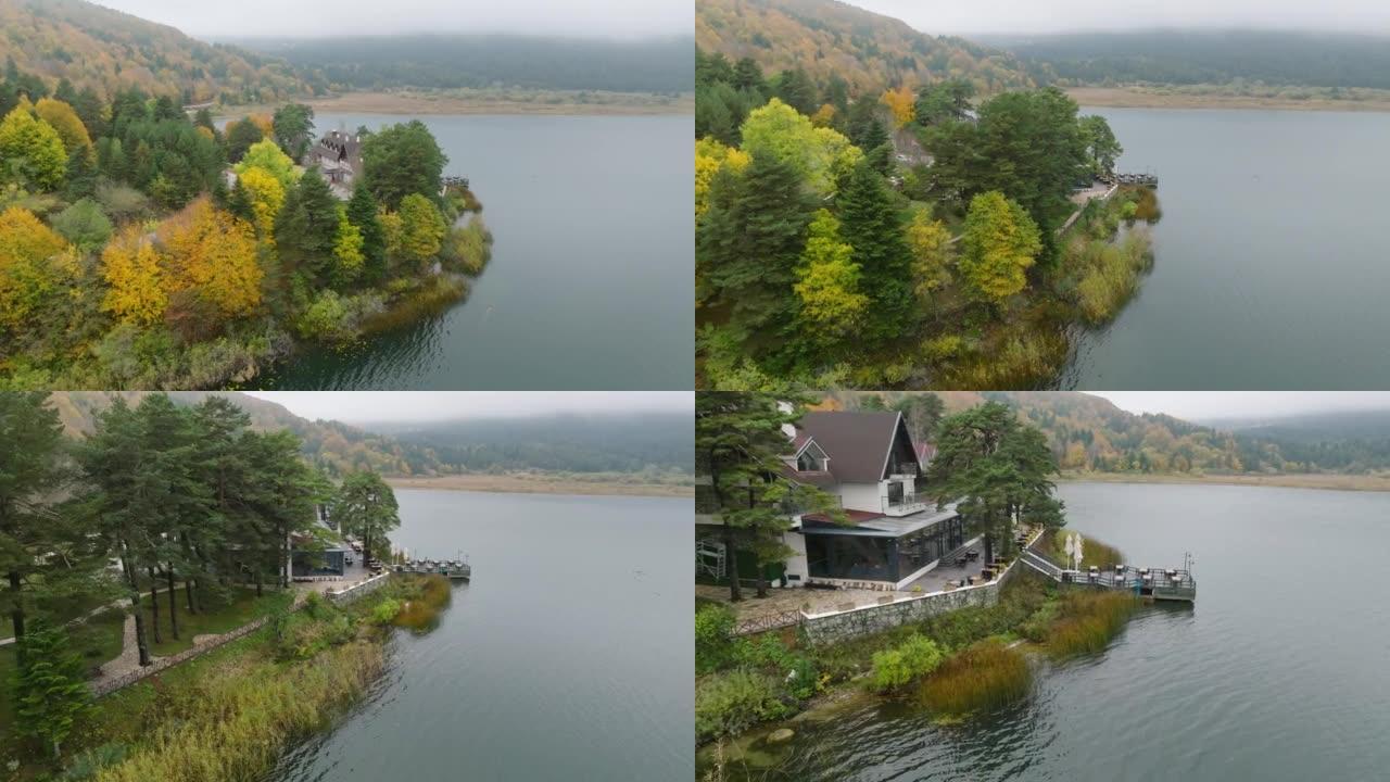 土耳其的热门地点，阿班特湖国家公园，湖边小屋，雾天的湖边小屋，森林中的独立式住宅，色彩缤纷的秋天森林