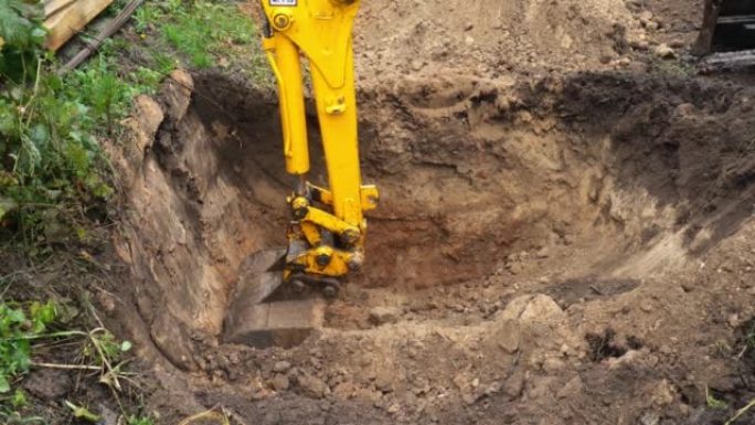 挖掘机铲斗特写。挖掘机挖洞