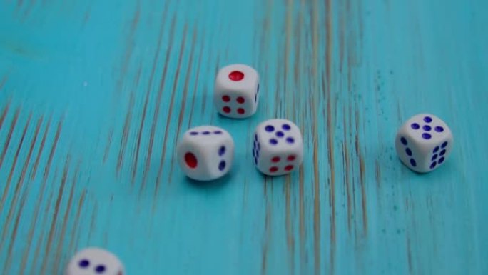 在蓝色的木制运动场上掷骰子。运气和兴奋。概念棋盘游戏策略。选择性聚焦