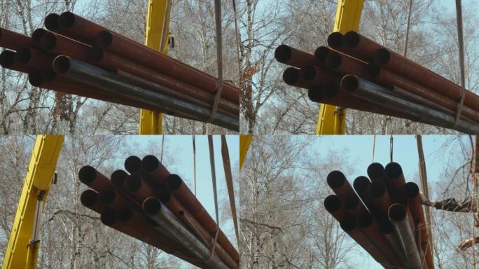 视频4k。弹弓用起重机卸载管道，用于街道建设。