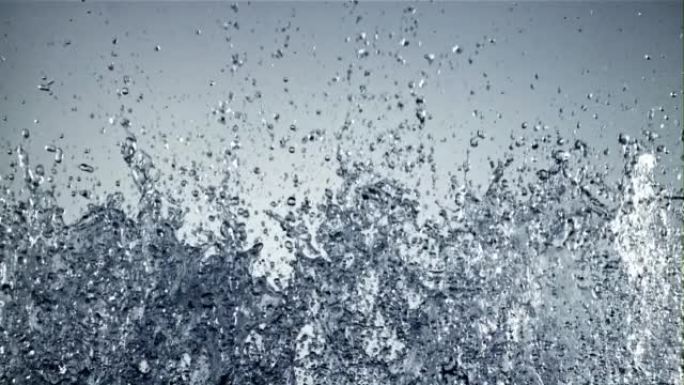 飞溅的水飞上落。以1000 fps的高速相机拍摄。
