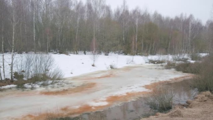 春季景观地面被积雪覆盖，融化的斑块。