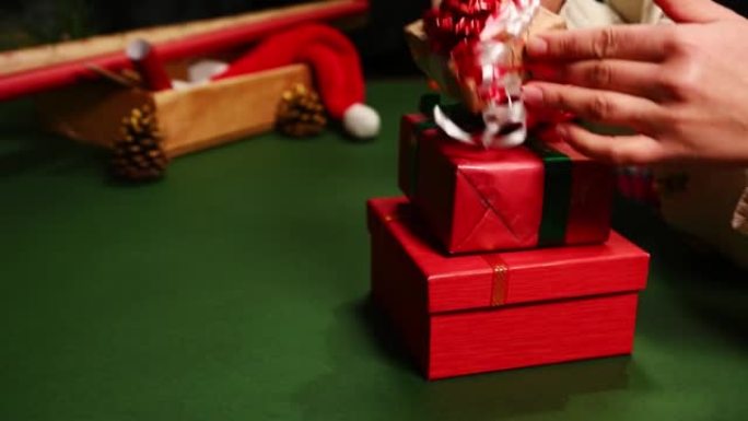 一个女人一对一堆叠礼品盒的特写镜头，用于圣诞节，新年或任何其他庆祝活动。节礼日
