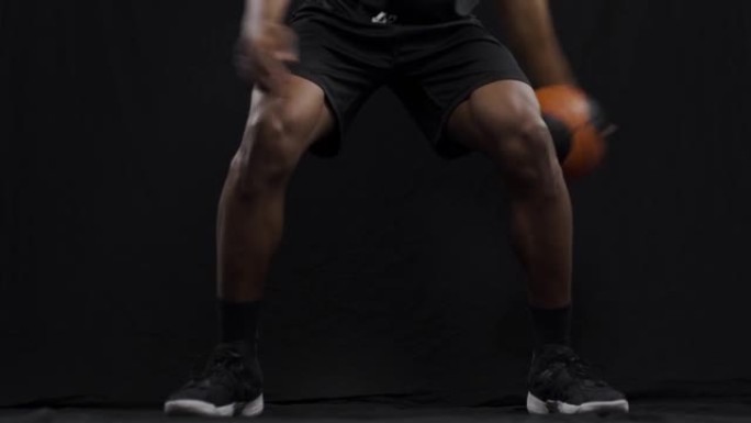 篮球运动员跳球。非裔美国运动男子在黑色背景下练习 ..