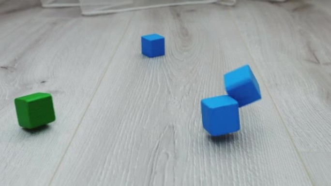 儿童游戏木制玩具块掉到地板上。慢动作。