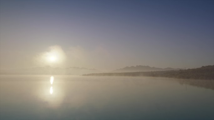 湖面雾气朝阳