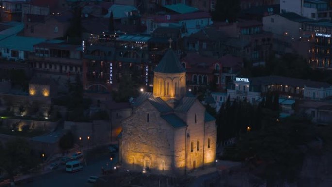 梅特基教堂的风景。梅特基圣母升天教堂。放置在第比利斯老城对面的Metekhi悬崖上。夜间城市景观