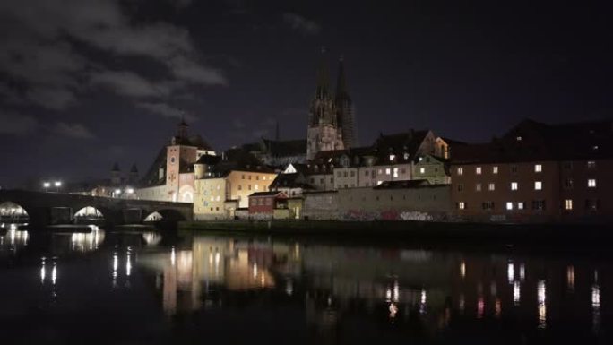雷根斯堡老城区和晚上的多瑙河