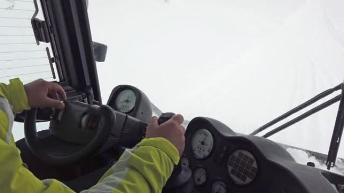 在高空救援任务中驾驶雪猫鼠架上的pov