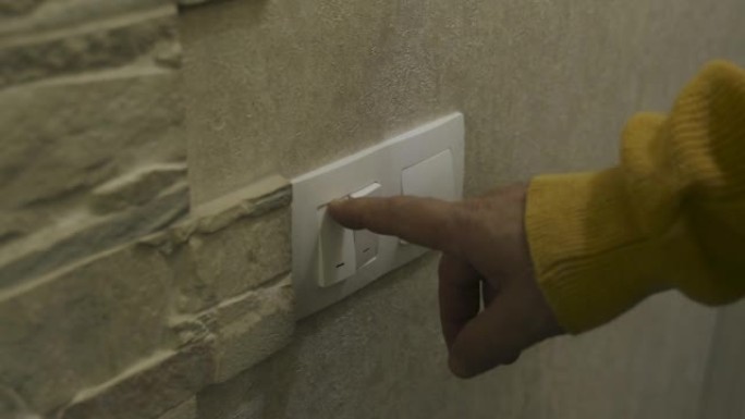 这个人打开灯-按下墙上的按钮。