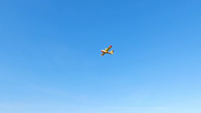 4K西西里岛Noto的Eloro海滩上的Canadair消防飞机