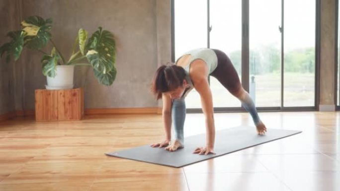 瑜伽教练健身、运动和健康生活方式概念 -- 女人在健身房或工作室的垫子上做瑜伽练习