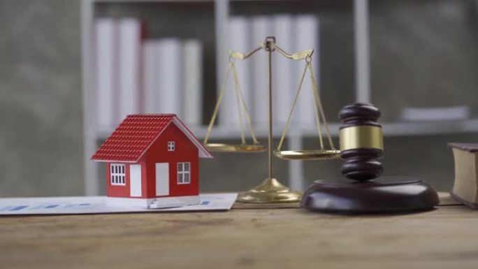 律师在法庭上敲击法官对模拟房屋的锤子房地产纠纷和财产拍卖概念金融交易4k