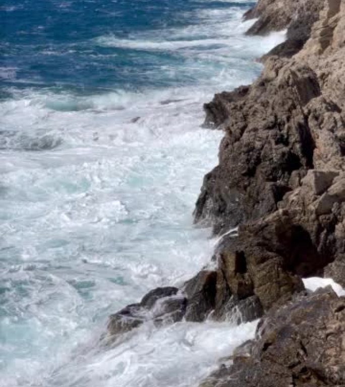 Cephalonia希腊岛岩石海岸慢动作离子海浪景观4k垂直镜头。大自然中的美与旅行理念