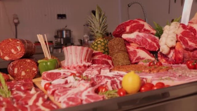 肉店厨房展示的肉类食品的装饰布局。
