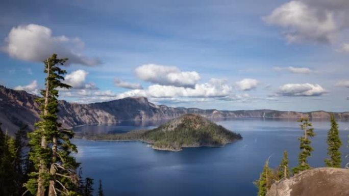 俄勒冈州火山口湖上方移动的云层的时间流逝