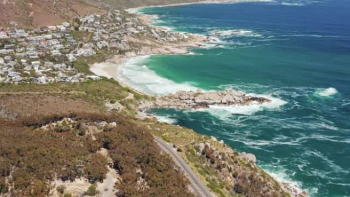 南非开普敦的景观，天空无人机可以看到自然土地、海洋和山脉。度假或暑假的旅游道路、海滩水浪和海岸线城镇