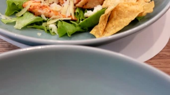 墨西哥风味沙拉烧烤鸡肉莎莎片和蔬菜