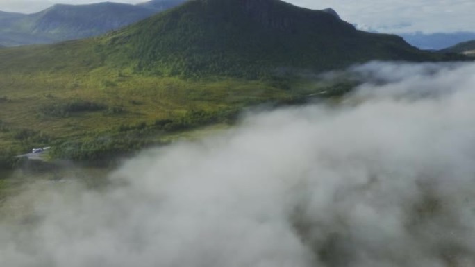 无人机穿越挪威山区的云层