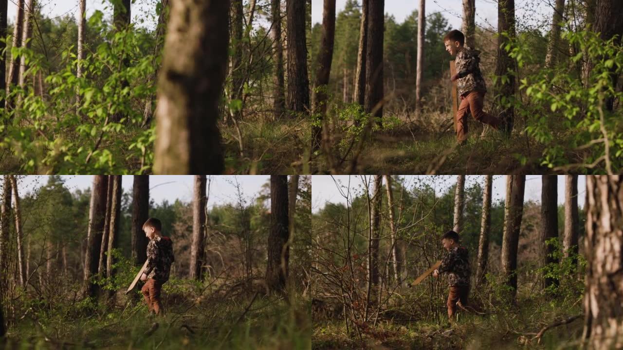 年轻的男孩穿着迷彩服，拿着木枪，在春天的森林里偷东西。侧视图。全景