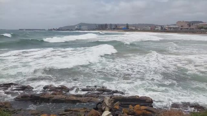 岩石海岸线的鸟瞰图