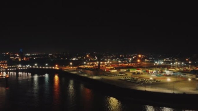英国利物浦城市和港口夜间的空中无人机视图