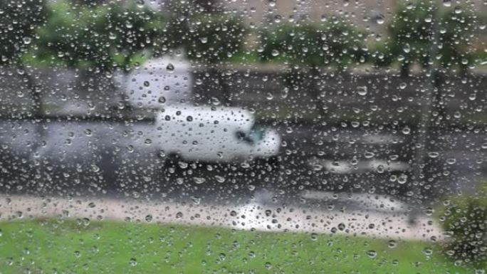 白色彩色货物运输车在雨天上路