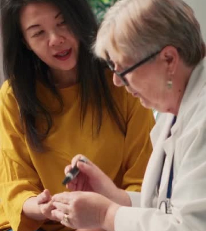 垂直视频: 使用血糖仪进行胰岛素水平测试的多样化女性