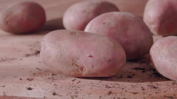 桌上的生土豆