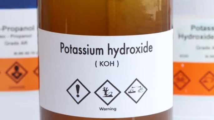 玻璃中的氢氧化钾，实验室和工业中的化学物质