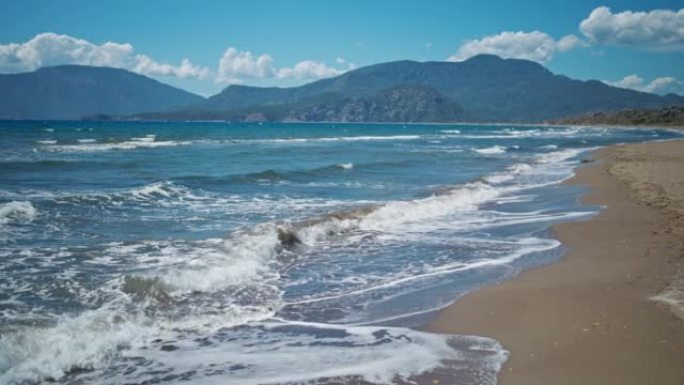 在土耳其美丽的沙滩空旷的海滩Iztuzu，阳光明媚的夏日风日，海浪挥舞着大海。