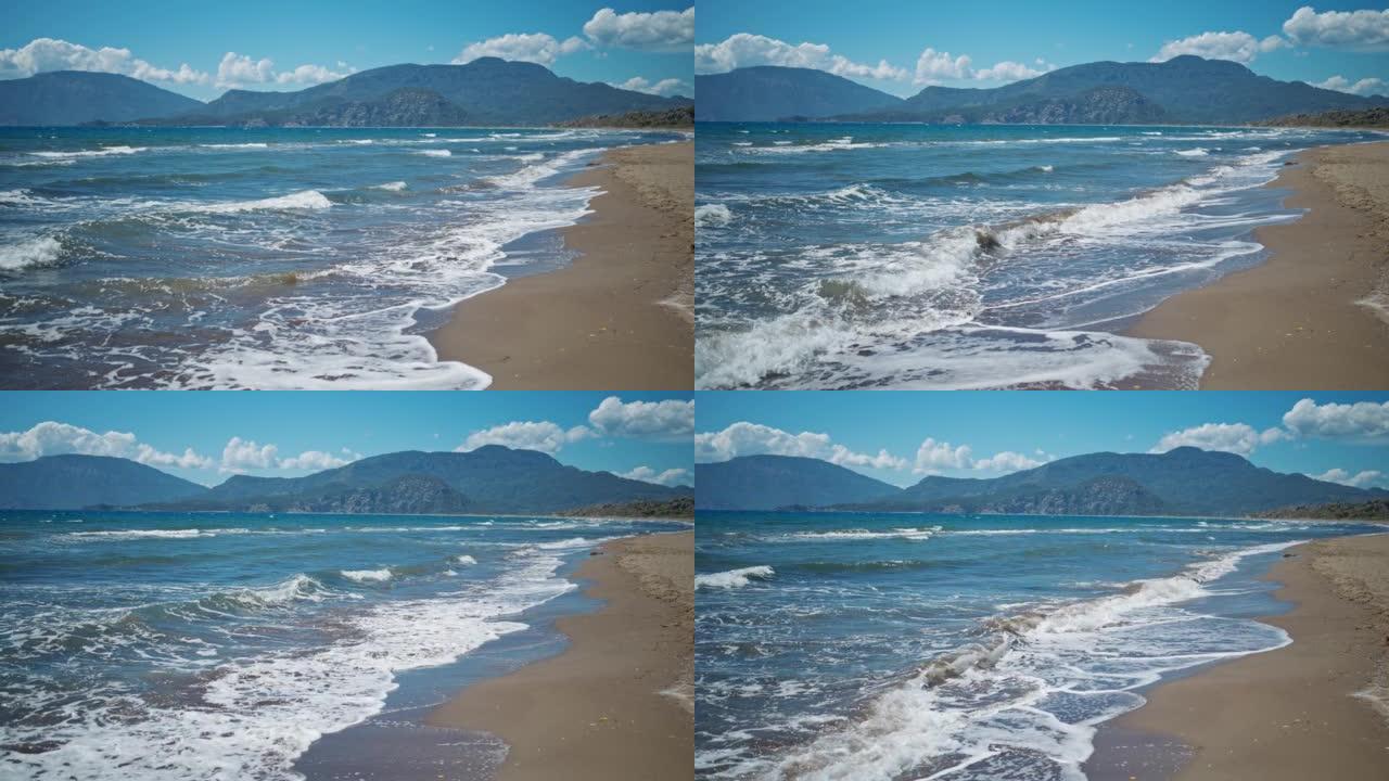 在土耳其美丽的沙滩空旷的海滩Iztuzu，阳光明媚的夏日风日，海浪挥舞着大海。